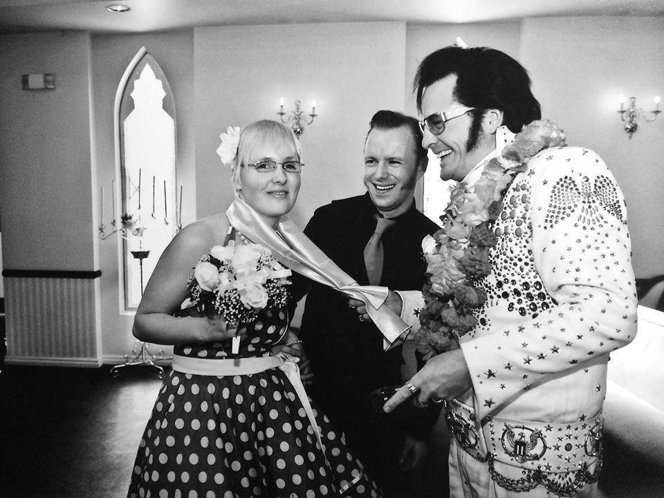Elvis wedding with bride and groom